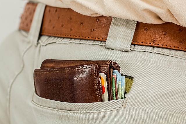 wallet in shopping-money-2