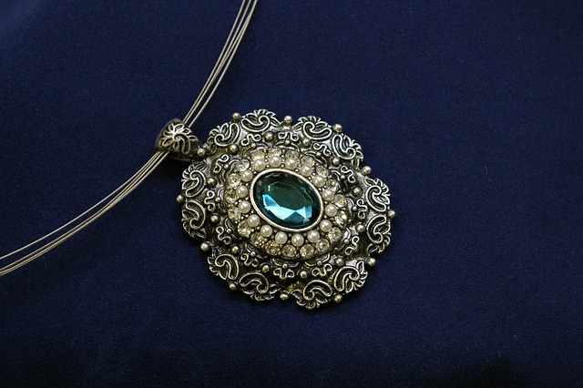 necklace in shopping-money-3